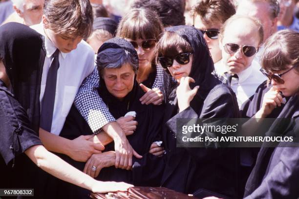 Entourée de sa mère Marcelle-Sophie et de sa soeur Monique à droite, Mireille Mathieu lors des obsèques de son père le 16 août 1985 à Avignon, france.