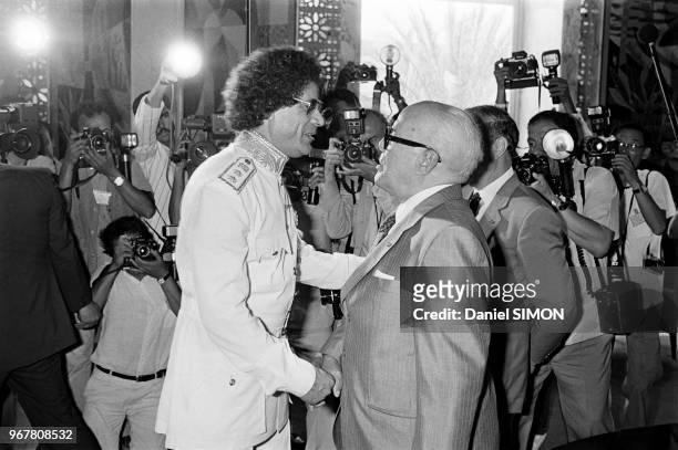 Mouammar Kadhafi rencontre le président tunisien Habib Bourguiba à Monastir lors de la visite officielle du leader lybien en Tunisie le 16 aout 1983.