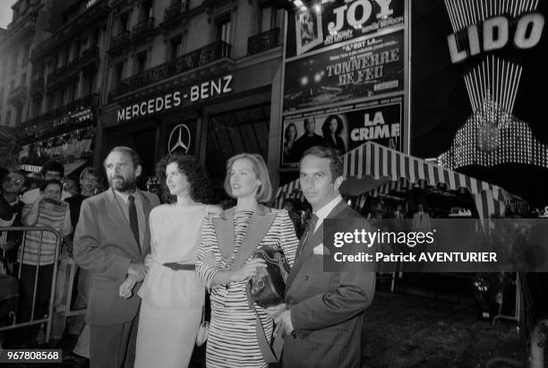 Claude Brasseur, Dayle Haddon et Gabrielle Lazure à la 1ère du film 'La Crime 'sur les Champs-Elysées à Paris le 23 aout 1983, France.