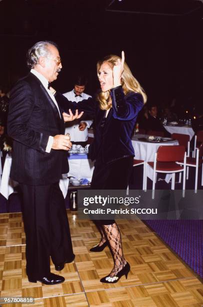 Jacques Médecin et son épouse Ilene dansent lors d'une soirée le 13 décembre 1985 à Nice, France.