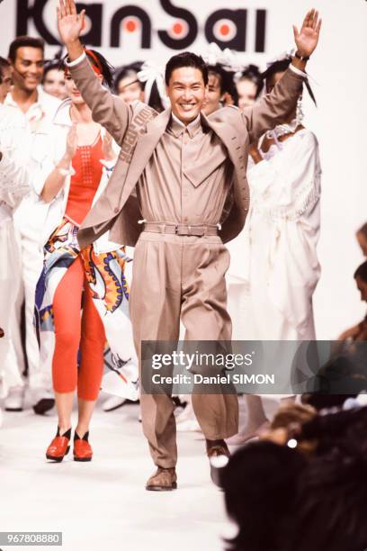 Le couturier Kansai Yamamoto à l'issue de son défilé le 19 octobre 1985 à Paris, France.