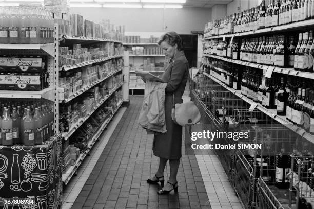 Suite à la dévaluation du Franc, une enquêtrice du service des prix relève des prix dans un magasin à Paris le 16 juin 1982, France.