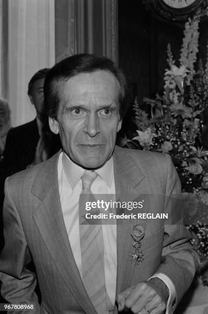 Claude Santelli reçoit les insignes de l'ordre national du mérite des mains de Jack Lang à Paris le 22 mai 1985, France.