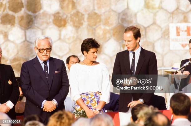 Le prince Rainier de Monaco avec sa fille la princesse Stéphanie de Monaco et son fils le prince Albert de Monaco lors d'une cérémonie le 29 juin...