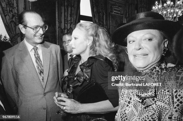 Jacques Chirac, Ursula Andress et Régine lors de la réception à l'Hotel de Ville de Paris pour les 40 ans de Julio Iglesias le 26 septembre 1983,...