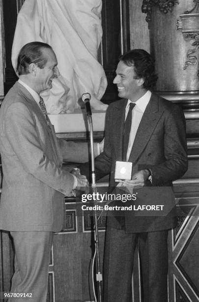 Julio Iglesias reçoit, pour ses 40 ans, la médaille de la Ville de Paris des mains de Jacques Chirac le 26 septembre 1983, France.