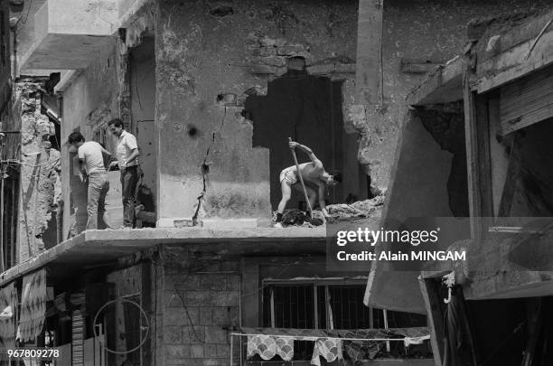 Palestiniens dans un immeuble bombardé dans la banlieue de Beyrouth, le 23 juin 1982, Liban.