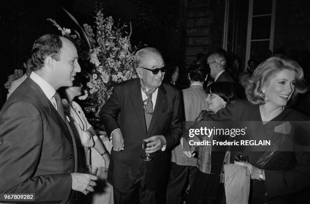 Akira Kurosawa, accompagné de Catherine Deneuve, reçoit la médaille des Arts et Letrres des mains de Laurent Fabius à Paris le 19 septembre 1985,...