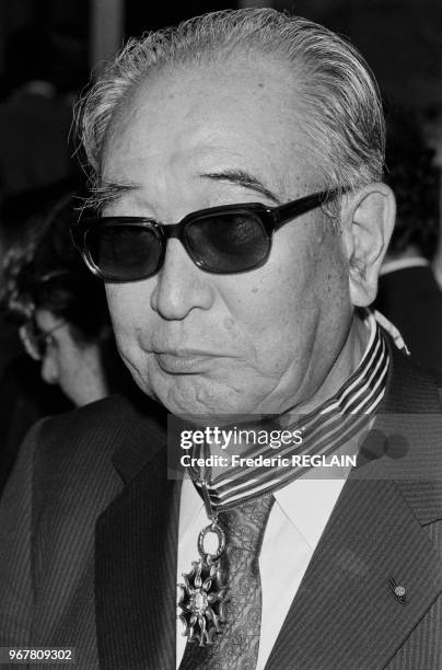 Akira Kurosawa reçoit la médaille des Arts et Letrres des mains de Laurent Fabius à Paris le 19 septembre 1985, France.
