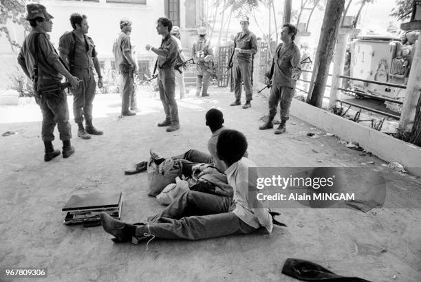 Soldats de l'armée israélienne et prisonniers soudanais dans la banlieue de Beyrouth, le 26 juin 1982, Liban.