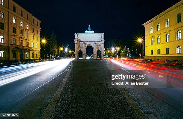 road and arch - munich night stock pictures, royalty-free photos & images