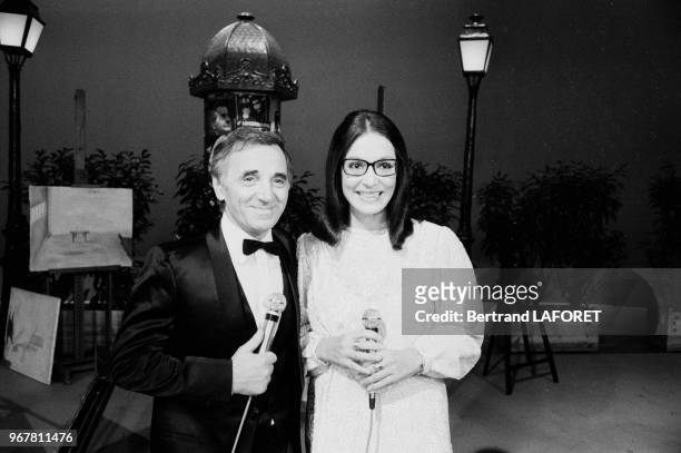 Charles Aznavour et Nana Mouskouri sur le plateau de l'emission 'Formule 1' à Paris le 20 octobre 1983, France.