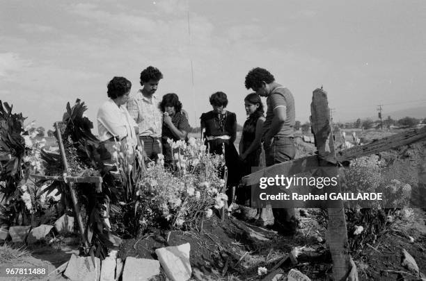 Inhumation des victimes dans le cimetière de Mexico après le tremblement de terre de Mexico City le 24 septembre 1985, Mexique.