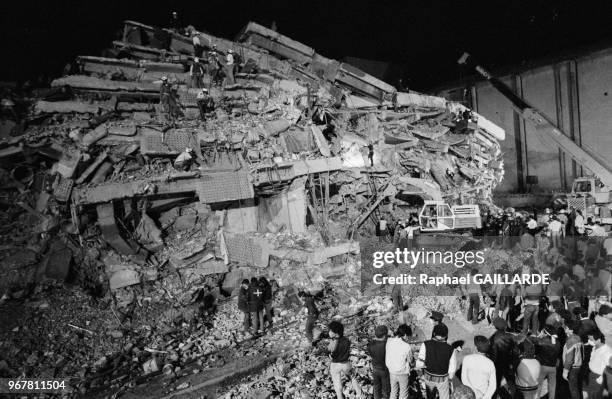 Des sauveteurs fouillent les décombres de l'Hôpital Juarez après le tremblement de terre de Mexico City le 24 septembre 1985, Mexique.