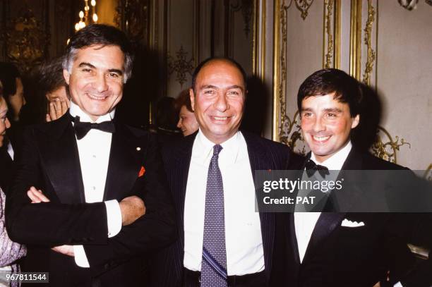 Serge Dassault entouré de Thierry Le Luron et Jean-Claude Brialy le 27 novembre 1984 à Paris, France.