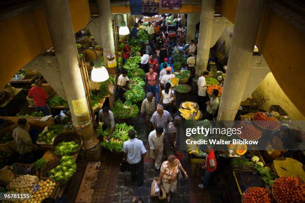 central market interior - port louis photos et images de collection
