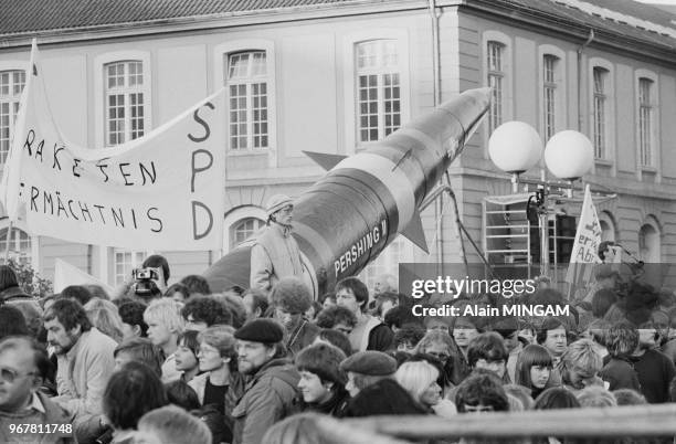 Faux missile lors d'une manifestation anti-nucléaire à Bonn le 22 octobre 1983, Allemagne.