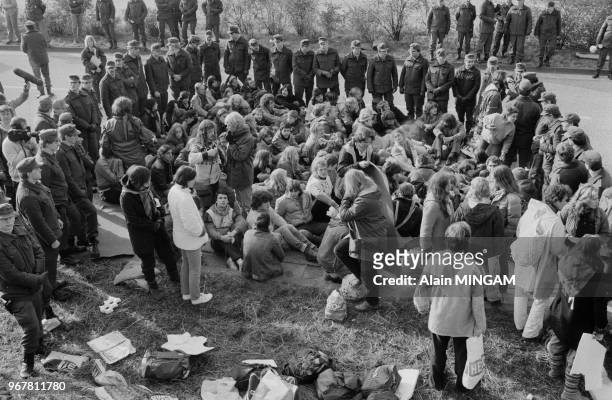 Militant assis et policiers lors d'une manifestation anti-nucléaire à Bonn le 22 octobre 1983, Allemagne.