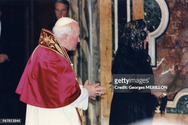 épouse du président de la République Bernadette Chirac rencontre le pape Jean-Paul II le 20 janvier 1996 à Rome, Italie.