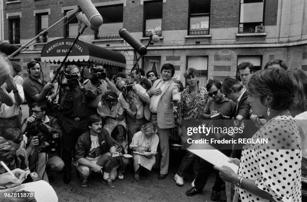 Yanou Collart annonce à la presse que l'acteur américain Rock Hudson est atteint du SIDA devant l'hôpital américain de neuilley ou l'acteur est venu...