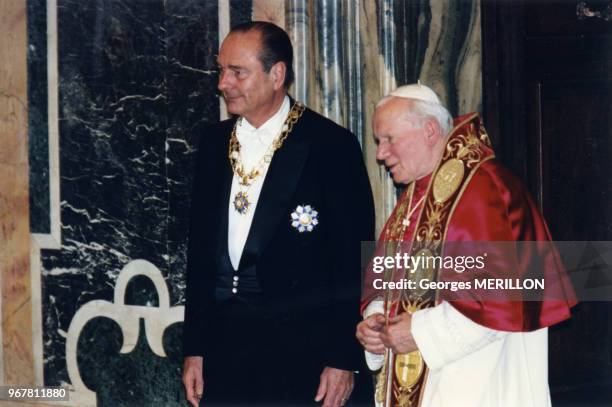 Le président de la République Jacques Chirac rencontre le pape Jean-Paul II le 20 janvier 1996 à Rome, Italie.