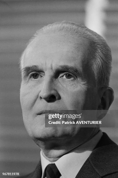 Bernard Tricot lors de publication du raport sur l'affaire du Rainbow Warrior à Paris le 26 aout 1985, France.