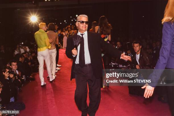 Karl Lagerfeld sur le podium à la fin d'un défilé de mode le 13 octobre 1994 à Paris, France.