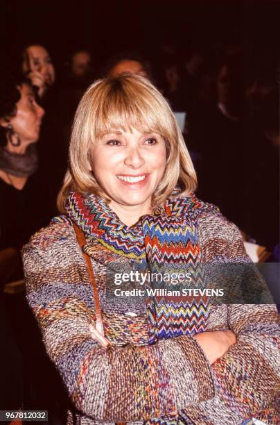 Mireille Darc assiste à un défilé de mode le 13 octobre 1994 à Paris, France.