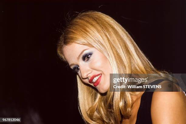 Le top model Nadja Auermann assiste à un défilé de mode le 13 octobre 1994 à Paris, France.