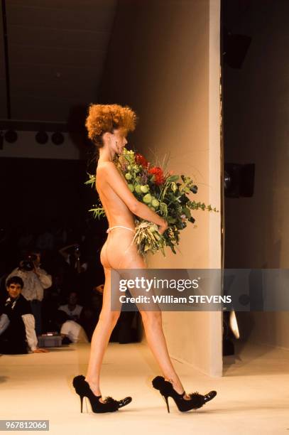 Un top model en string lors du défilé de Vivienne Westwood le 13 octobre 1994 à Paris, France.