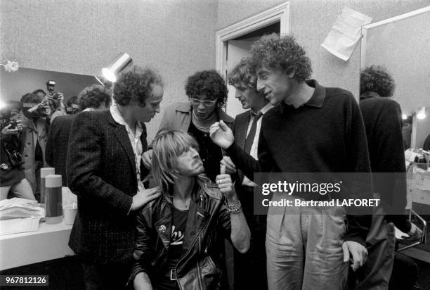 Michel Jonasz, Renaud, Laurent Voulzy et Gérard Lenorman félicitent Alain Souchon après son concert à l'Olympia à Paris le 21 septembre 1983, France.