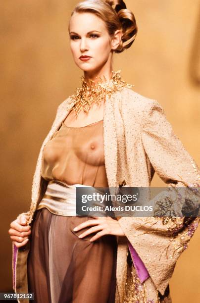 Un mannequin porte une robe transparente dévoilant sa poitrine du couturier Hanae Mori lors du défilé de haute-couture de la collection automne-hiver...