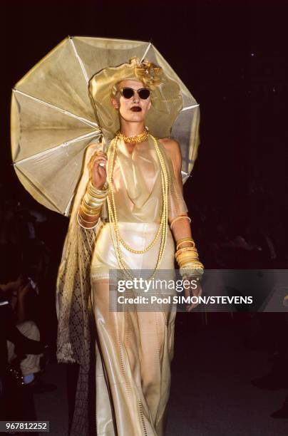 Un mannequin avec une ombrelle lors du défilé de prêt-à-porter de la collection printemps-été le 14 octobre 1994 à Paris, France.