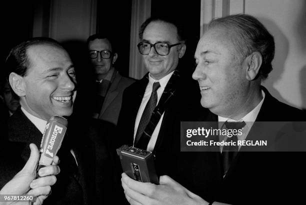 Silvio Berlusconi et Robert Hersant, candidats à la reprise de La Cinq, à la sortie du CNCL à Paris le 16 février 1987, France.