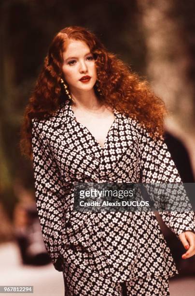 Un mannequin porte un tailleur pantalon du couturier Yves Saint-Laurent lors du défilé de la collection printemps-été le 17 octobre 1994 à Paris,...