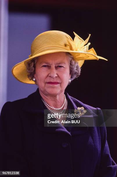 Portrait de la Reine Elizabeth II coiffée d'un chapeau jaune, en visite dans la province canadienne de la British Columbia le 17 août 1994 au Canada.