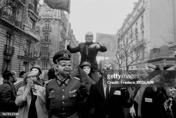 Manifestation de salariés déguisés contre la reprise de La Cinq lors des auditions des candidats à Paris le 18 février 1987, France.