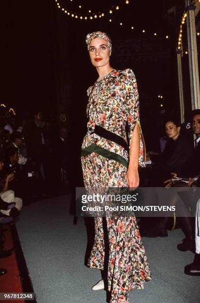 Un mannequin lors du défilé de prêt-à-porter de la collection printemps-été le 14 octobre 1994 à Paris, France.