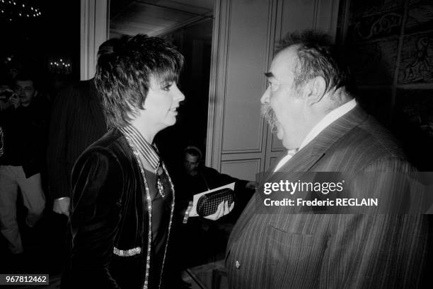 Liza Minelli est décorée de l'Ordre du Commandeur des Arts et Lettres à Paris le 25 février 1987, France.