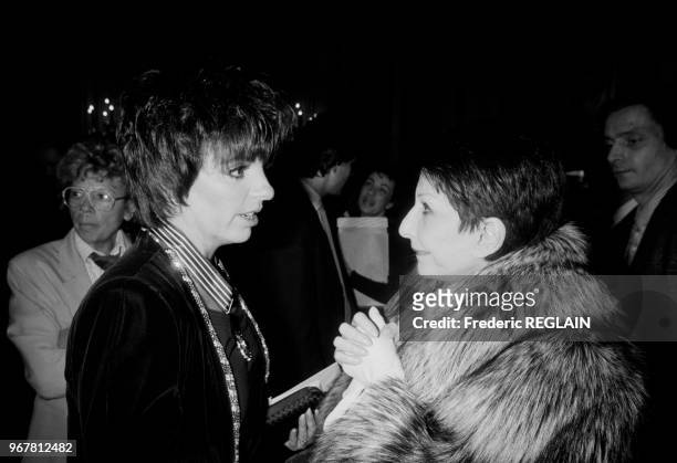 Liza Minelli et Zizi Jeanmaire lors de la remise de l'Ordre du Commandeur des Arts et Lettres à la chanteuse américaine à Paris le 25 février 1987,...