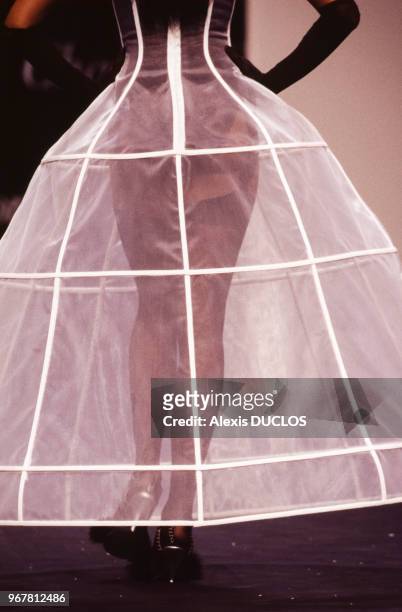 Un mannequin porte une jupe en forme d'armature de robe à crinoline dessinée par la couturière Chantal Thomass lors du défilé de la collection...