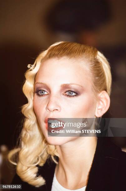 Portrait de la mannequin Nadja Auermann lors d'un défilé de prêt-à-porter le 16 octobre 1994 à Paris, France.