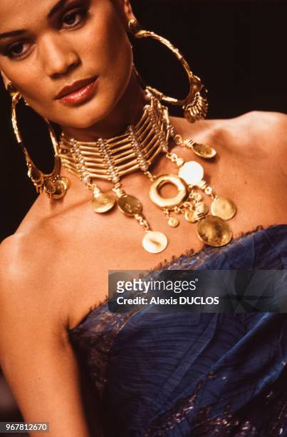 Un mannequin porte une création et des bijoux du couturier Ungaro lors du défilé de la collection printemps-été le 17 octobre 1994 à Paris, France.