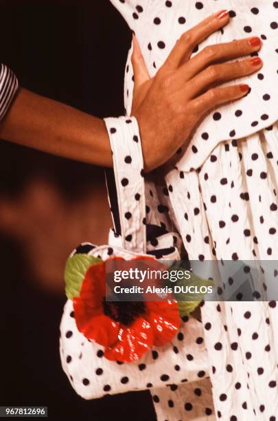 Un mannequin porte une création �à pois et un petit sac à main du couturier Ungaro lors du défilé de la collection printemps-été le 17 octobre 1994 à...