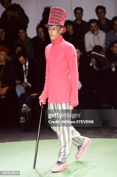Un mannequin présente un modèle créé par le couturier Yoshi Yamamoto lors du défilé de la collection automne-hiver le 30 janvier 1994 à Paris, France.