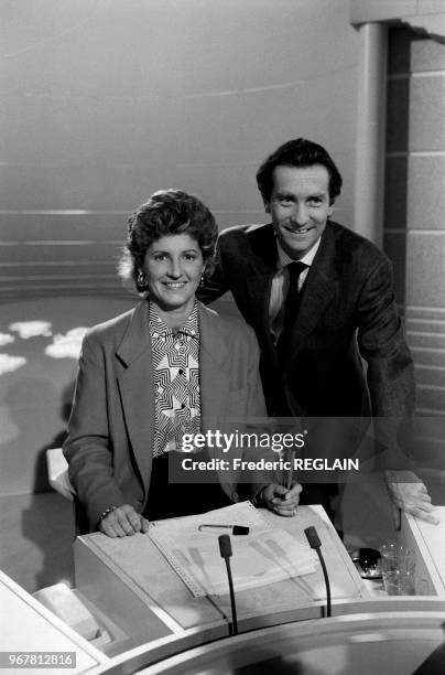 Patricia Charnelet et William Leymergie sur la plateau du journal de 13h sur Antenne 2 à Paris le 15 octobre 1986, France.