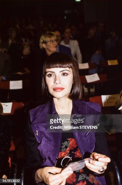 Portrait de l'actrice Mathilda May lors du défilé de prêt-à-porter de la collection printemps-été le 14 octobre 1994 à Paris, France.