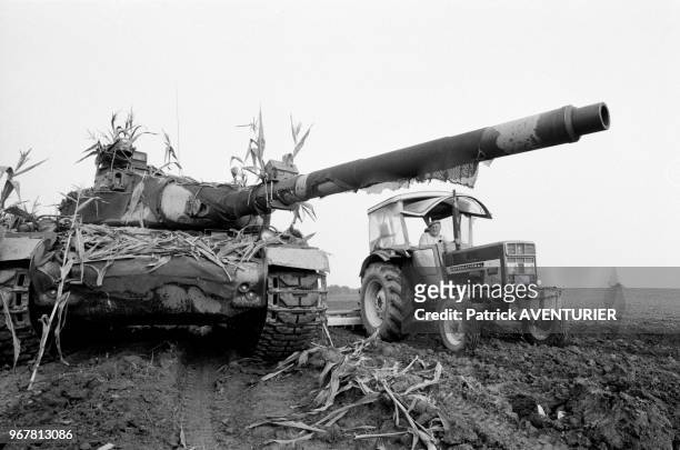 Un blindé de l'armée allemande croise un tracteur lors d'un exercice militaire franco-allemand dans la région de Wurzburg en Allemagne le 24...