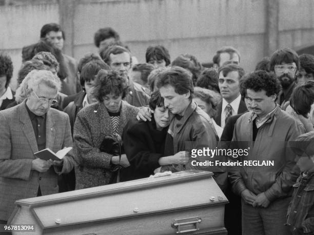 Les parents Christine et Jean-Marie Villemin lors des obsèques de leur fils Grégory Villemin à Lepanges-sur-Vologne le 20 octobre 1984, France.