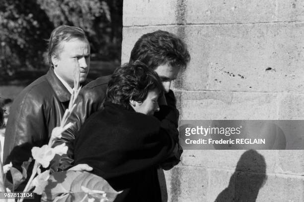 Les parents Christine et Jean-Marie Villemin lors des obsèques de leur fils Grégory Villemin à Lepanges-sur-Vologne le 20 octobre 1984, France.